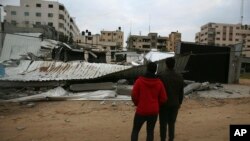 Palestinians check a building belonging to Hamas ministry of prisoners destroyed by Israeli airstrikes in Gaza City, March 15, 2019. Israeli warplanes attacked militant targets in the southern Gaza Strip early Friday in response to a rare rocket attack on Tel Aviv.