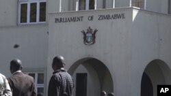 paramende yeZimbabwe. Nhengo dzeparamende dzakawanda dzakavhotera bhiri repiri rekuvandudzwa kwebumbiro remitemo.
