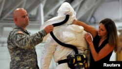 James Knight and Ondraya Frick from U.S. Army Medical Research Institute of Infectious Diseases train U.S. Army soldiers who are earmarked for the fight against Ebola, before their deployment to West Africa, Fort Campbell, Kentucky, Oct. 9, 2014.