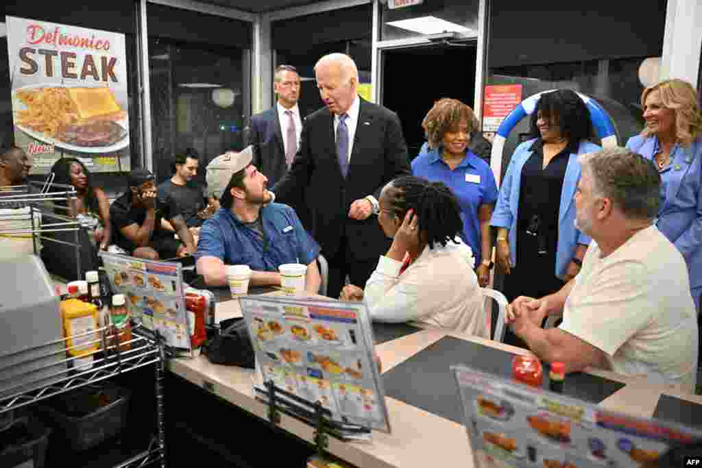 ប្រធានាធិបតី​សហរដ្ឋ​អាមេរិក​លោក Joe Biden (កណ្តាល) សួរ​សុខទុក្ខ​ប្រជាជន​ខណៈដែល​លោក​និង​ស្ត្រី​ទី១​អ្នក​ស្រី Jill Biden (ស្តាំ) មក​ហាង Waffle House ក្នុង​ទីក្រុង Marietta រដ្ឋ Georgia បន្ទាប់​ពី​លោក Biden បាន​ចូល​រួមការជជែក​ដេញដោល​ប្រធានាធិបតី​ដំបូង​ក្នុង​ការបោះឆ្នោត​ឆ្នាំ២០២៤ កាលពីថ្ងៃទី​២៧ មិថុនា ឆ្នាំ​២០២៤។ (Photo by Mandel NGAN / AFP)