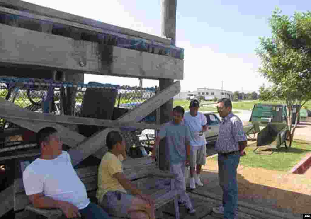 Fishermen at Biloxi, Mississippi waiting for BP’s call, 07/28/2010