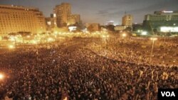 Ribuan demonstrator melakukan aksi protes anti-Hosni Mubarak di pusat kota Kairo, Rabu (1/26).