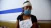 Petronila Ticum, de 18 años, quien resultó herida en un accidente de camión que dejó varias personas muertas, la mayoría migrantes de Guatemala, sentada en un banco de la clínica de la Cruz Roja en Tuxtla Gutiérrez, Chiapas, México, el 10 de diciembre de 2021.