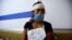 Petronila Ticum, de 18 años, quien resultó herida en un accidente de camión que dejó varias personas muertas, la mayoría migrantes de Guatemala, sentada en un banco de la clínica de la Cruz Roja en Tuxtla Gutiérrez, Chiapas, México, el 10 de diciembre de 2021.