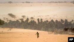 Jeune fille dans le désert du Sahel au Tchad le 20 avril 2012.