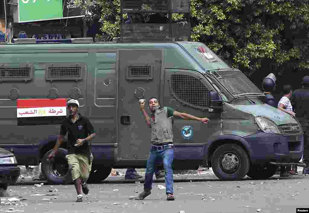 Mursi əleyhdarı sabiq prezidenti dəstəkləyənlərə daş atır - Qahirə, 13 avqust, 2013 