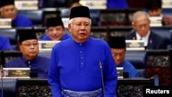 지난 27일 나집 라작 말레이시아 총리가 쿠알라룸푸르의 의회 건물에서 2018 회계년도 예산안을 발표하고 있다.