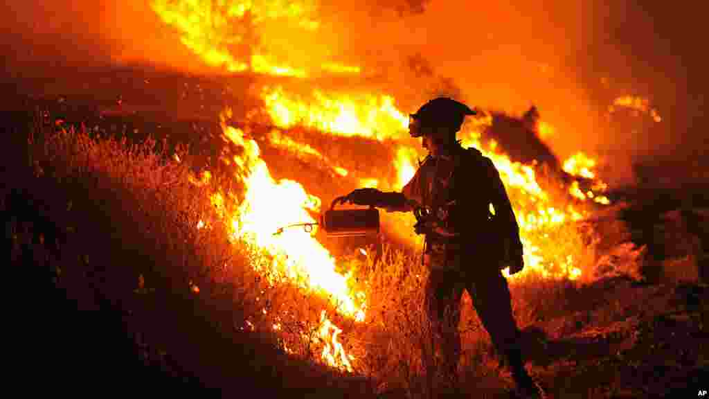 Bombeiro Bo Santiago na luta contra o incendio em Clearlake, California, 3 de agosto 2015.