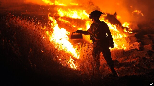 Un bombero enciende un contra-incendio en Clearlake, California.