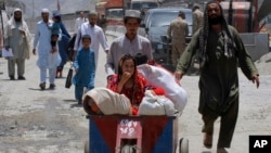 아프가니스탄 주민들이 지난 6월 토캄 인근 파키스탄 국경 지대에 도착하고 있다.