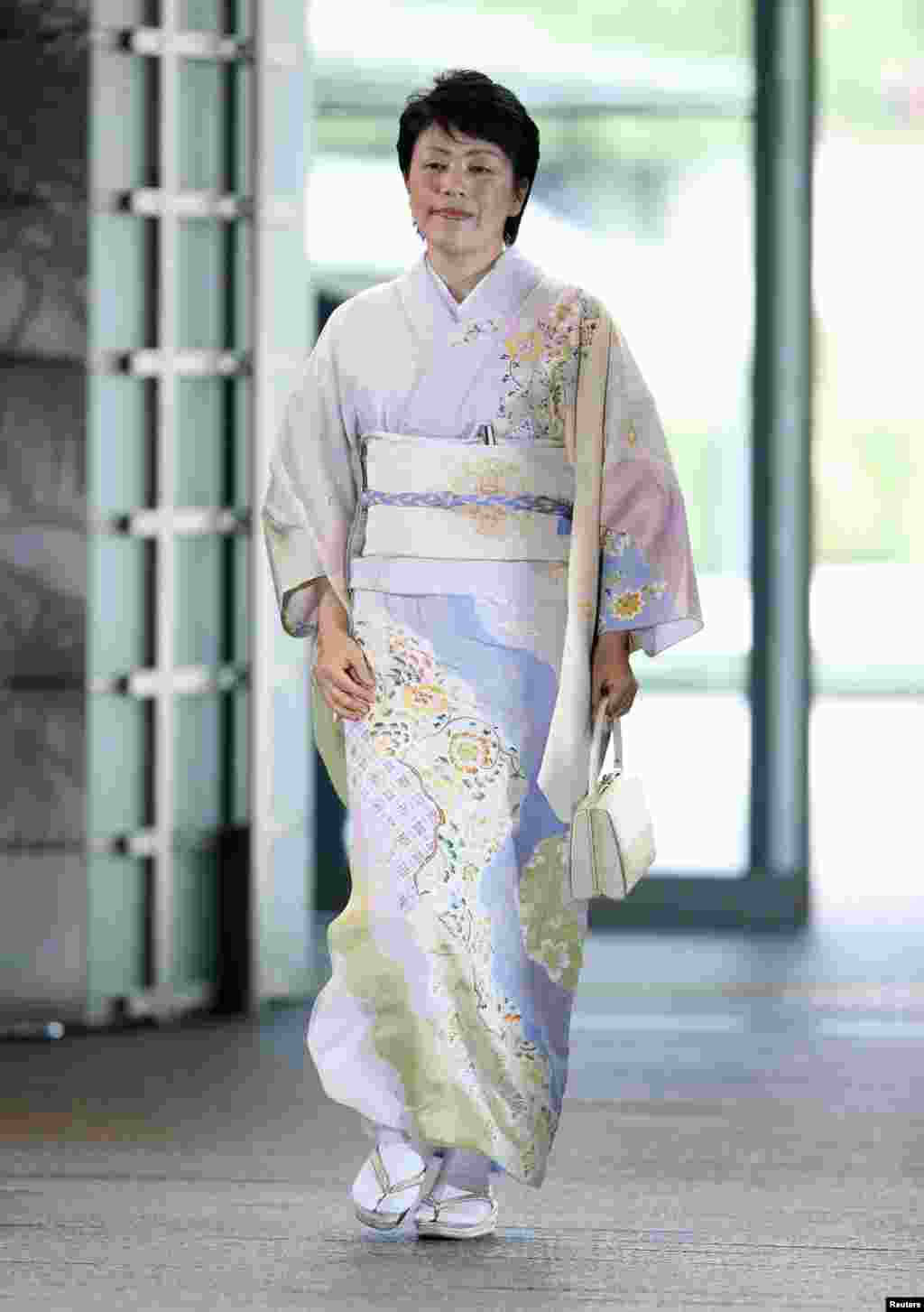Menteri Pemberdayaan Perempuan Haruko Arimura, memakai kimono tradisional, tiba di kediaman resmi Shinzo Abe di Tokyo (3/9).&nbsp;(Reuters/Yuya Shino)