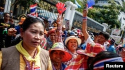 Farmers take part in a rally demanding the Yingluck administration resolve delays in payment, at the office of the auditor general in Bangkok, March 3, 2014. 