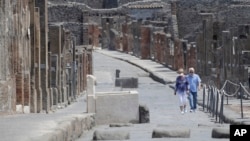 Çifti Hewson duke vizituar Pompein