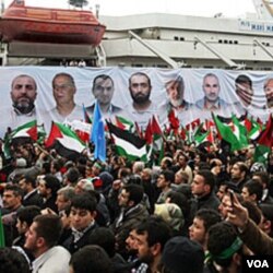 Warga Turki di Istanbul menyambut kembalinya kapal Mavi Marmara, di mana 9 warga Turki dalam perjalanan menuju Gaza dibunuh pasukan Israel (Mei 2010).