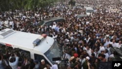 People attend funeral of Kulsoom Nawaz, wife of Pakistani jailed former minister of Pakistan Nawaz Sharif in Lahore, Pakistan, Sept. 14, 2018. 