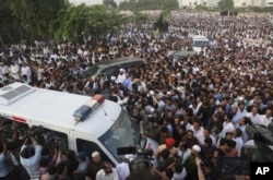 People attend funeral of Kulsoom Nawaz, wife of Pakistani jailed former minister of Pakistan Nawaz Sharif in Lahore, Pakistan, Sept. 14, 2018.