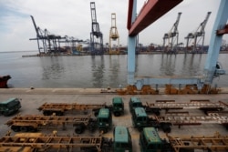 Truk-truk pengangkut barang parkir di Pelabuhan Tanjung Priok, Jakarta, 6 Mei 2019. (Foto: Willy Kurniawan/Reuters)