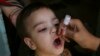 ARIHVA - Lekari daju vakcinu protiv dečije paralize detetu u Karačiju u Pakistanu, 20. septembra 2021. 