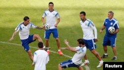 Timnas Argentina tengah berlatih di stadion Beira Rio, Porto Alegre (24/6). 