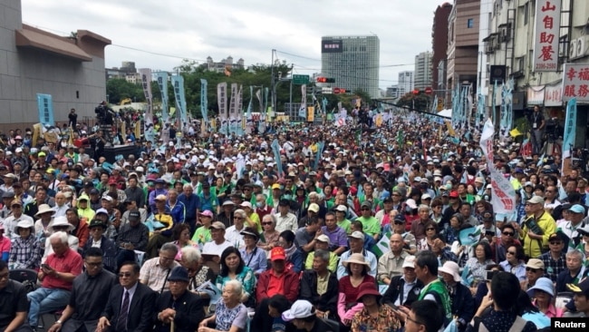 台湾民众在台北参加“全民公投反并吞”大游行 （2018年10月20日）