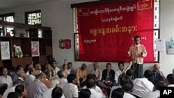 NLD တည္ေထာင္ျခင္း ၂၂ ႏွစ္ေျမာက္ ႏွစ္ပတ္လည္ေန႔ အခမ္းအနားတြင္ ဒု-ဥကၠ႒ ဦးတင္ဦး အမွာစကား ေျပာၾကားစဥ္။ စက္တင္ဘာ ၂၇၊ ၂၀၁၀။