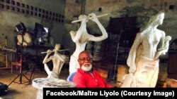 Artiste plasticien, sculpteur (mosali bikeko) mpe moyemi, Me Alfred Liyolo Limbe Mpuanga, na esik ya mosala na ye, Kinshasa, 1er octobre 2015. (Facebook/Maître Liyolo)