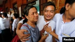 Một sinh viên biểu tình (giữa) và thành viên gia đình khóc khi anh được thả trong đợt đặc xá của chính phủ mới ở tòa án Tharrawaddy ngày 8 tháng 4 năm 2016.