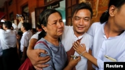 Một sinh viên biểu tình (giữa) và thành viên gia đình khóc khi anh được thả trong đợt đặc xá của chính phủ mới ở tòa án Tharrawaddy ngày 8 tháng 4 năm 2016.
