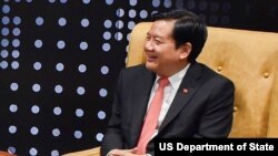 Anggota Komite Partai Ho Chi Minh City, Dinh La Thang dalam pertemuan dengan Menlu AS (saat itu( John Kerry, di Menara Bitexco, Ho Chi Minh City , Vietnam, 24 Mei 2016. (Foto: dok).