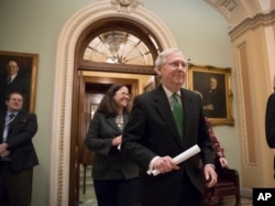 El líder de la mayoría del Senado Mitch McConnell, republicano por Kentucky, abandona la Cámara´de Representantes luego de anunciar un acuerdo en el Senado sobre un acuerdo presupuestario de dos años y casi $ 400 mil millones, en el Capitolio en Washington, el 7 de febrero de 2018.