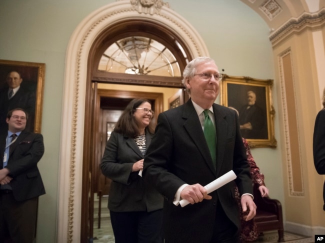 El líder de la mayoría del Senado Mitch McConnell, republicano por Kentucky, abandona la Cámara´de Representantes luego de anunciar un acuerdo en el Senado sobre un acuerdo presupuestario de dos años y casi $ 400 mil millones, en el Capitolio en Washington, el 7 de febrero de 2018.