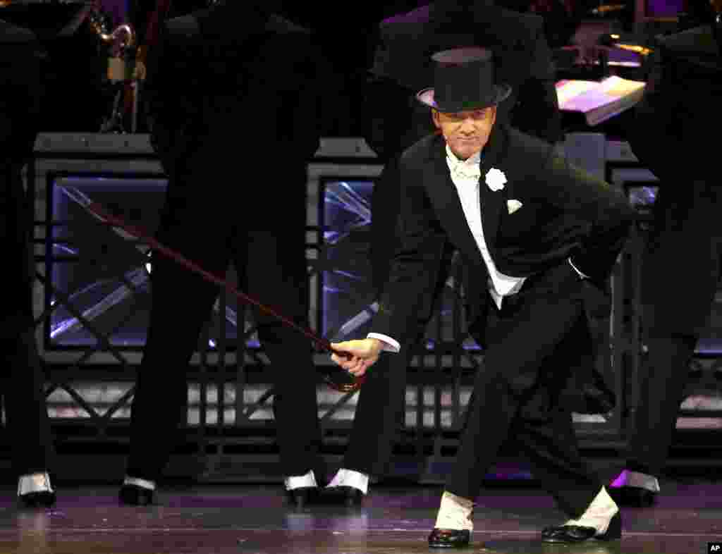 第71届东尼奖典礼（Tony Awards）在纽约举行，凯文&middot;斯贝西（Kevin Spacey）出任主持人，57岁的他唱作俱佳。他是美国电视剧《纸牌屋》男主角。