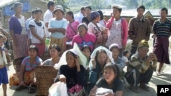 Pengungsi Kachin menunggu rangsum bantuan di kamp Je Yang IDP, dekat Laiza, Burma timur laut. Dengan 7.000 pengungsi, Je Yang adalah kamp terbesar dan terdekat ke kota Laiza, di mana terdapat markas besar KIA (foto, 1/4/2013).