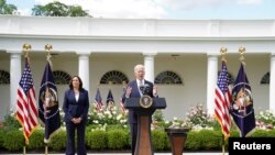 Президент Джо Байден и вице-президент Камала Харрис выступают в Розовом саду Белого дома в связи с новыми рекомендациями, отменяющими обязательное ношение масок в большинстве случаев, 13 мая 2021 года