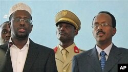 Rais wa Somalia Sheik Sheriff Sheik Ahmed akiongea na maafisa wa serikali baada ya kumwapisha waziri mkuu wake Mohamed Abdullahi Mohamed huko Mogadishu 2010.