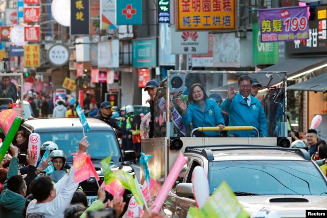 2020年1月9日台湾总统蔡英文在大选前竞选集会中向支持者挥手。
