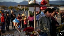 人们在对于加州枪击事件死难者的临时纪念场所哀悼（2015年12月5日）