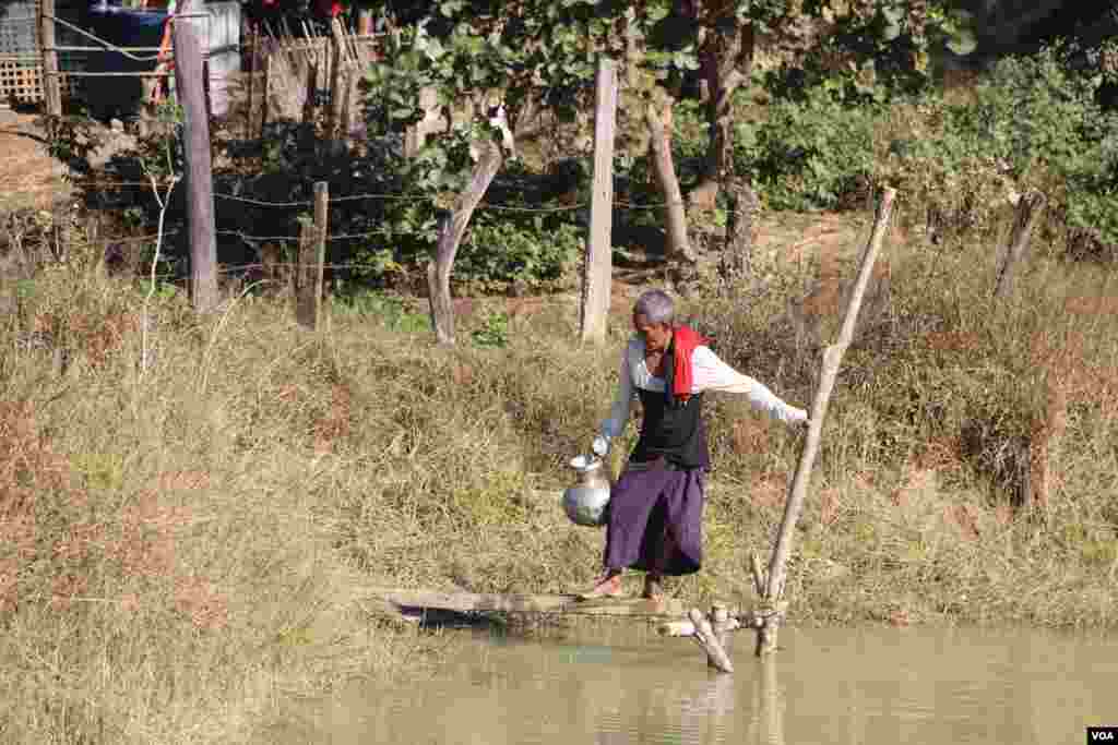 ဝါးတောင် စစ်ရှောင်စခန်းအနီး သောက်သုံးရေကန်တွင် ရေခပ်ဆင်းသူတဦး