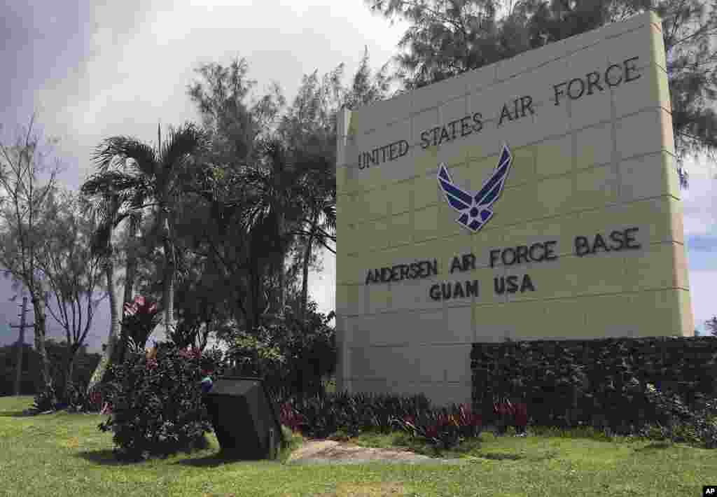 关岛的安德森美国空军基地入口处的石牌（2006年9月20日）。美国总统川普8月8日写道，如果平壤继续威胁美国，他们将遭遇&ldquo;前所未有的烈焰和怒火&rdquo;。后来美国与朝鲜的紧张局势进一步升级。