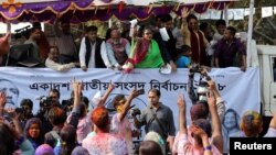 Bangladeshi local media celebrities join an election campaign for the Bangladesh Awami League ahead of the general election in Dhaka, Bangladesh, Dec.13, 2018.