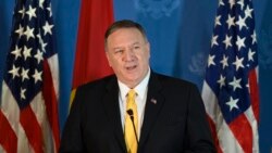 Sekretè Deta ameriken Mike Pompeo, ki te pran lapawòl nan yon resepsyon pou lidè biznis nan vil Luanda, Angola, lendi 17 fevriye 2020 an. Anvan sa M. Pompeo te vizite Senegal (se premye ofisyèl wo plase ameriken ki ale nan peyi sa a nan 18 mwa).