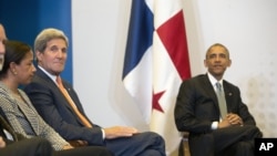 奥巴马总统（右）与国务卿克里和国家安全事务助理赖斯2015年4月15日在巴拿马城参加与巴拿马总统胡安·卡洛斯·巴雷拉的双边会谈