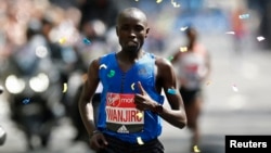 Le Kényan Daniel Wanjiru lors de la course Action Image via Reuters lors du marathon de Londres, le 23 avril 2017.