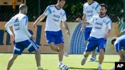 La selección albiceleste previa a su debut durante una sesión en entrenamiento en Brasil, cerca de Belo Horizonte.