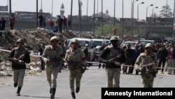 Egyptian military police soldiers run towards a checkpoint attacked by gunmen in Shubra al-Kheima, a suburb north of Cairo, March 15, 2014.