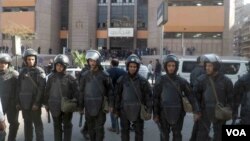 FILE - Egyptian riot police guard Egyptian Administrative Court in Giza, Egypt, Jan 16, 2017. (Photo: Hamada Elrasam for VOA)