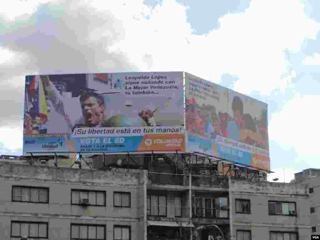 Campaign signs in Caracas remind Venezuelans of imprisoned Venezuelan opposition leader Leopoldo López. (A.Algarra/VOA)
