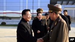 지난해 11월 최룡해 북한 노동당 비서(왼쪽)가 17일 김정은 북한 국방위 제1위원장의 특사 자격으로 러시아로 떠나기 앞서 황병서 군 총정치국장과 평양 공항에서 악수하고 있다.