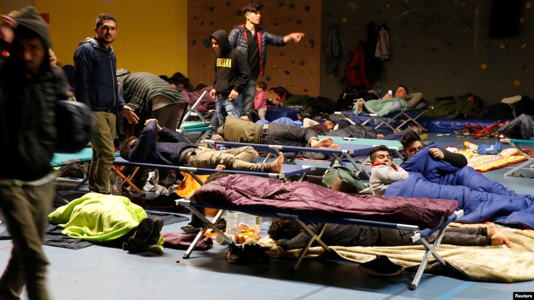 Migrants dans un gymnase, après un incendie qui a détruit des maisons en bois dans un camp pour migrants à Grande-Synthe, France, 11 avril 2017.