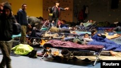 Migrants dans un gymnase, après un incendie qui a détruit des maisons en bois dans un camp pour migrants à Grande-Synthe, France, 11 avril 2017.